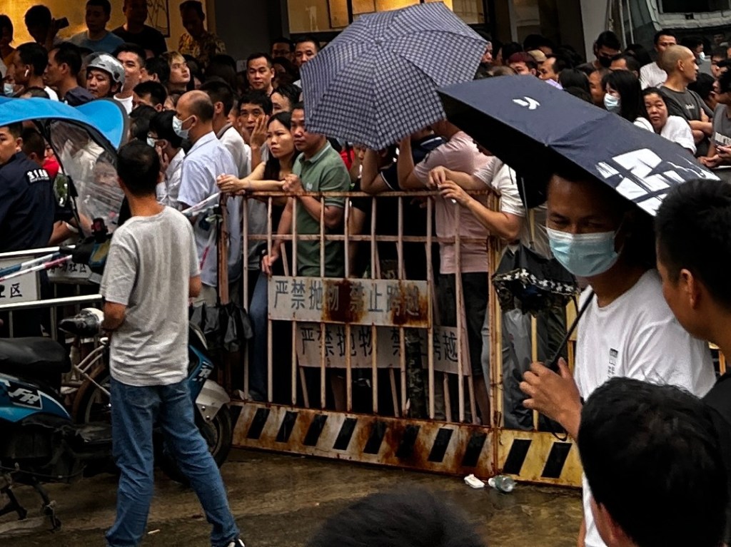 被讨薪人群弄倒的亲子自行车